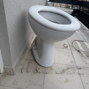 Тоалетна шолја со казанче - Image 1